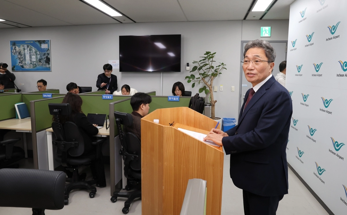 이학재 인천국제공항공사 사장이 25일 인천공항 기자실에서 기자회견을 열고 발언하고 있다. 연합뉴스