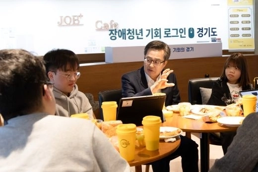 김동연 경기지사가 지난해 3월 28일 장애청년 기회 로그IN 행사에서 강남대 아이큐브 동아리 학생들과 간담회를 하고 있다. 경기도 제공