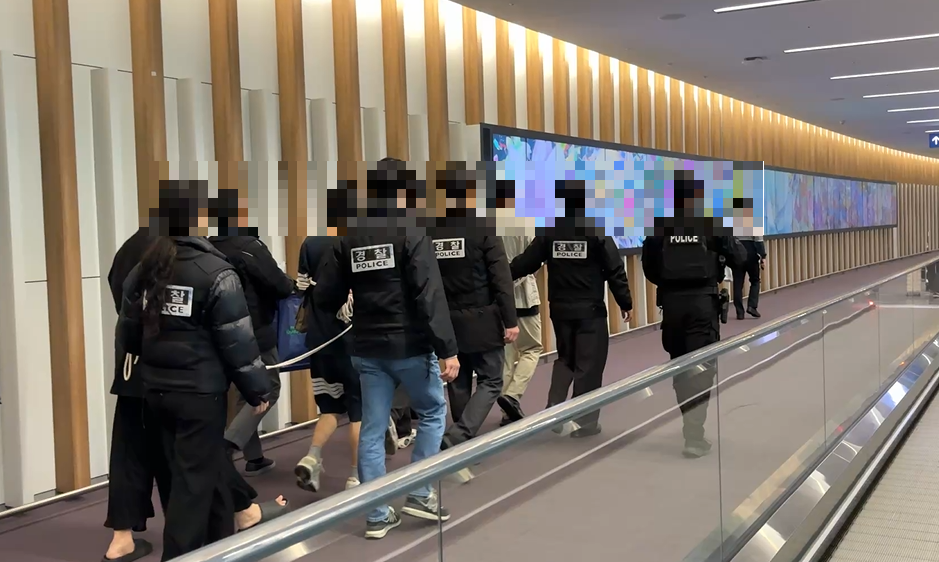 경찰이 인천국제공항에서 조직원 일당을 송화하는 모습. 서울경찰청 제공
