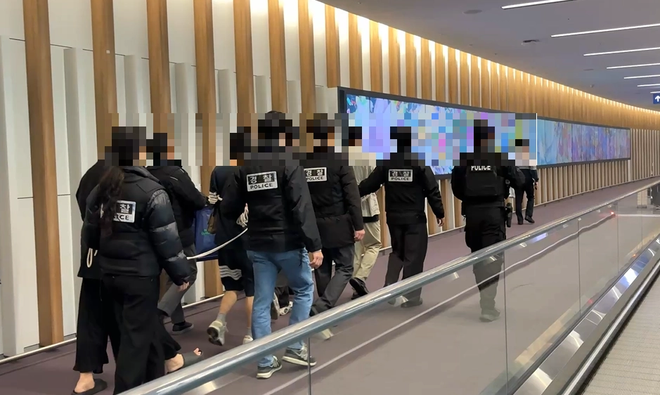 경찰이 인천국제공항에서 조직원 일당을 송화하는 모습. 서울경찰청 제공