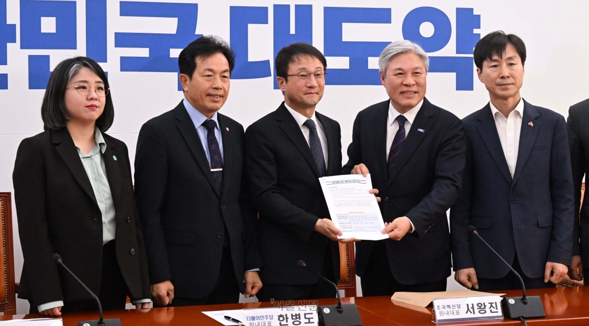 한병도 더불어민주당 원내대표가 25일 국회에서 열린 민주당-개혁진보4당 정치개혁 간담회에서 정치개혁 관련 요구안을 전달받고 있다. 왼쪽부터 용혜인 기본소득당 대표, 윤종오 진보당 원내대표, 한 원내대표, 서왕진 조국혁신당 원내대표, 한창민 사회민주당 대표. 2026.2.25 안주영 전문기자