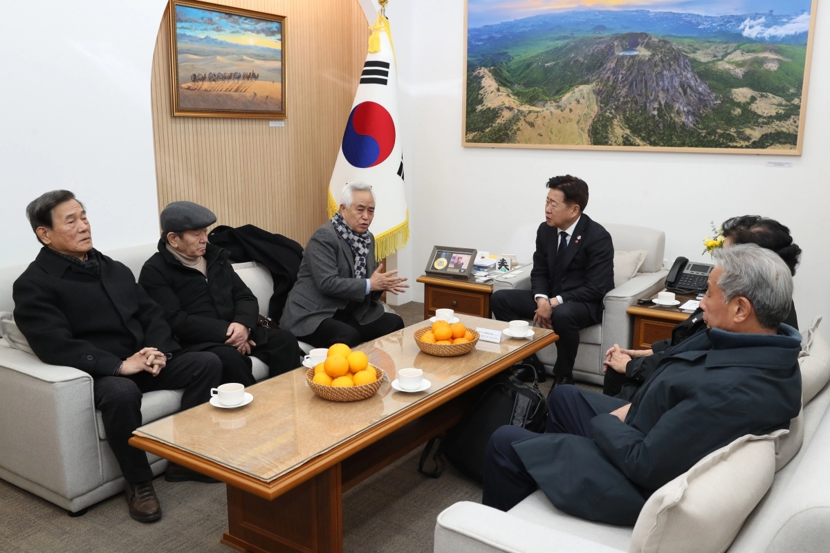 오영훈 제주지사가 지난 3일 3일 오후 도청 집무실에서 대전·경산 등 전국 과거사 희생자 유족 회장단과 차담회를 열고 있다. 제주도 제공