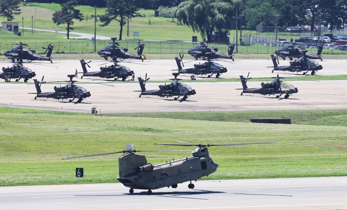 경기도 평택시 캠프 험프리스에서 CH-47 치누크 헬기가 이동하고 있다. 연합뉴스