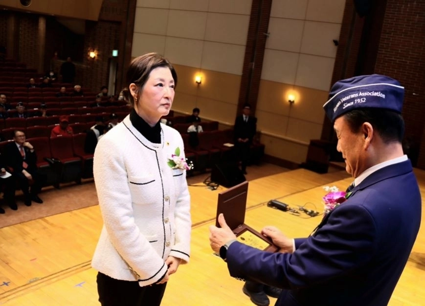 최유희 의원이 감사패를 수상하고 있다.