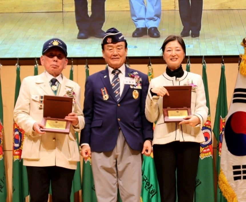 최유희 의원이 감사패를 수상하고 기념촬영을 하고 있다.