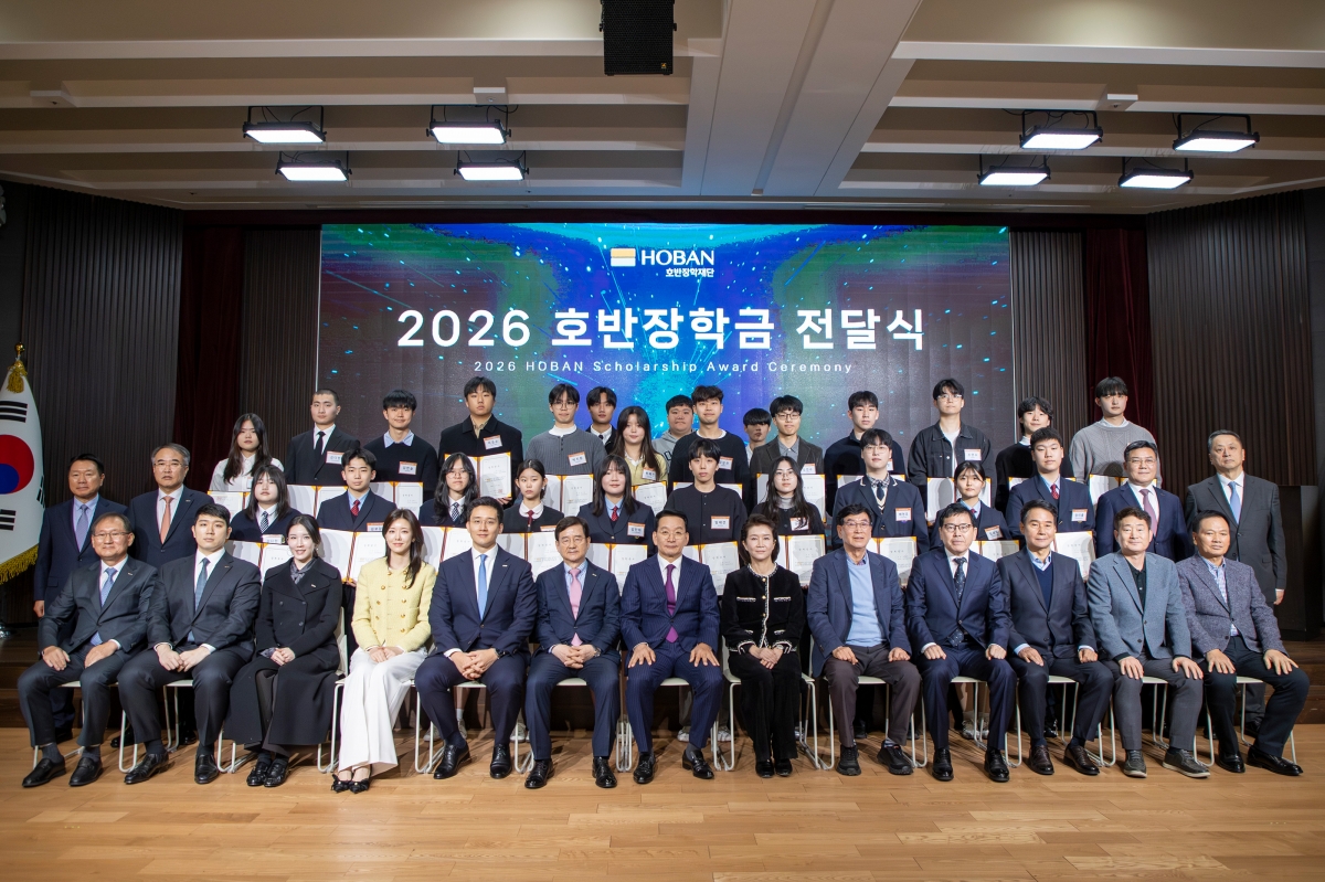 김상열 호반장학재단 이사장(서울신문 회장·왼쪽부터 일곱번째)과 호반그룹 경영진 및 장학생들이 25일 서울 서초구 호반그룹 사옥에서 열린 ‘2026년 호반장학금 전달식’ 행사에서 기념 촬영을 하고 있다. 앞줄 오른쪽 여섯번째부터 왼쪽으로 우현희 호반문화재단 이사장, 김 이사장, 김선규 호반그룹 회장, 김대헌 호반그룹 기획총괄사장, 김민형 호반그룹 커뮤니케이션실 상무, 김윤혜 호반프라퍼티 경영총괄사장, 김민성 호반그룹 부사장, 이정호 호반호텔앤리조트 부회장. 두 번째 줄은 왼쪽부터 조억헌 서울신문 부회장, 송종민 대한전선 부회장, 장학생 10명, 박철희 호반건설 총괄사장, 김성수 서울신문 사장. 호반그룹 제공