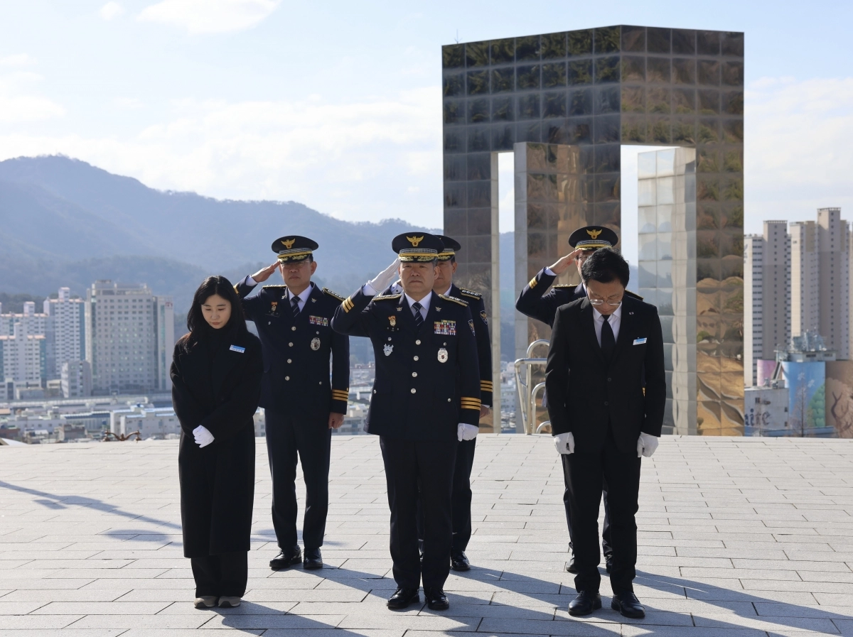 3·15의거 희생자들에게 참배하는 김종철(앞줄 가운데) 경남경찰청장. 2026.2.25. 경남경찰청 제공