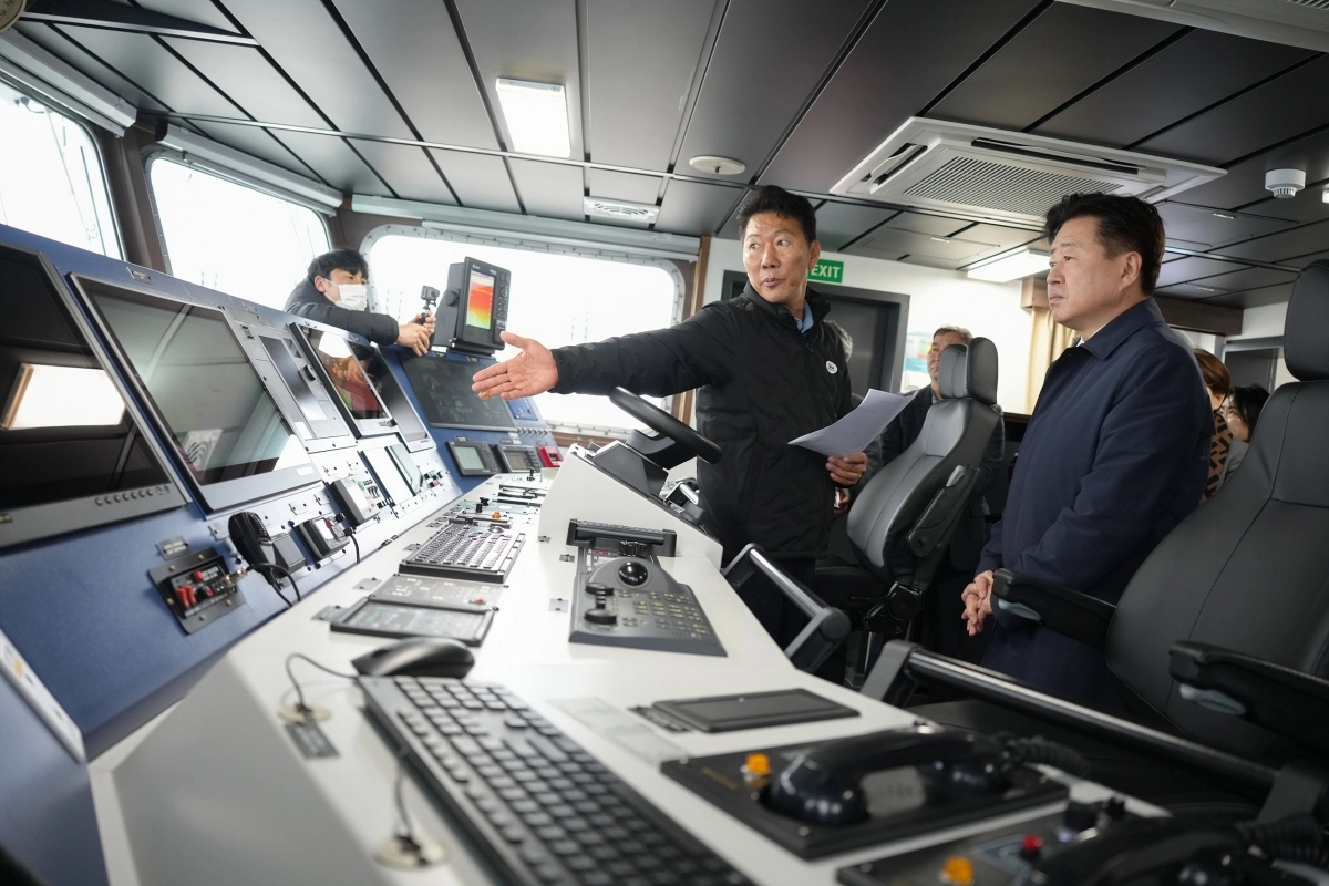 오영훈 지사가 285t급 어업지도선 제주해누리호 취항식을 가진 뒤 선내 관람을 하고 있다. 제주도 제공