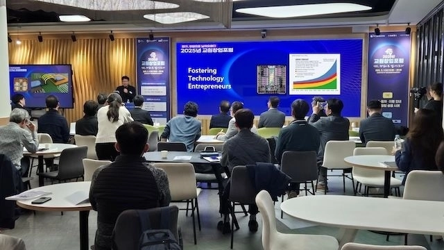 지난해 11월 열린 한양대학교 교원창업포럼에서 교수와 대학원생 연구자들이 실험실 기술의 시장성 검증과 창업 방안을 논의하고 있는 모습. 한양대 제공