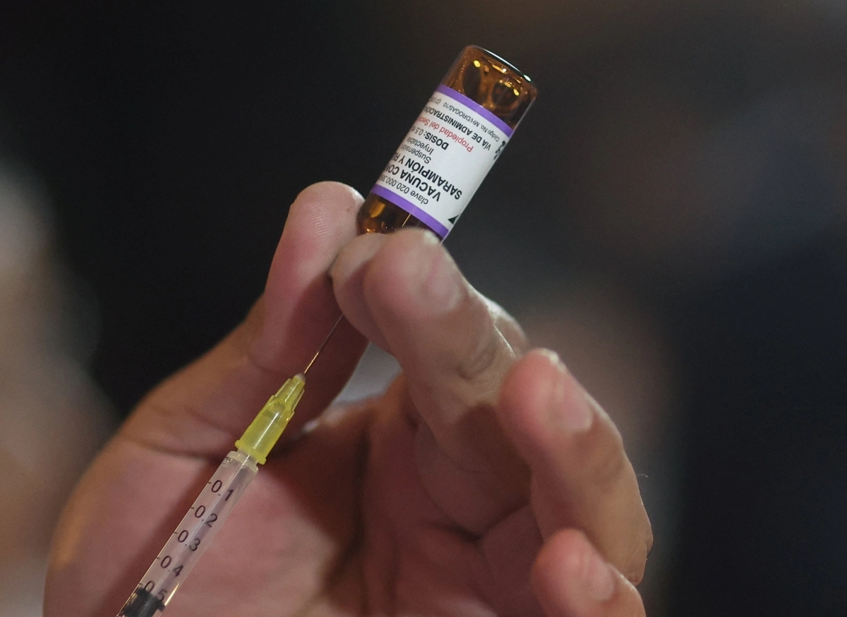 13일 멕시코 수도 멕시코시티에서 간호사가 홍역 백신 접종을 준비하고 있다. 2026.2.13 멕시코시티 로이터 연합뉴스