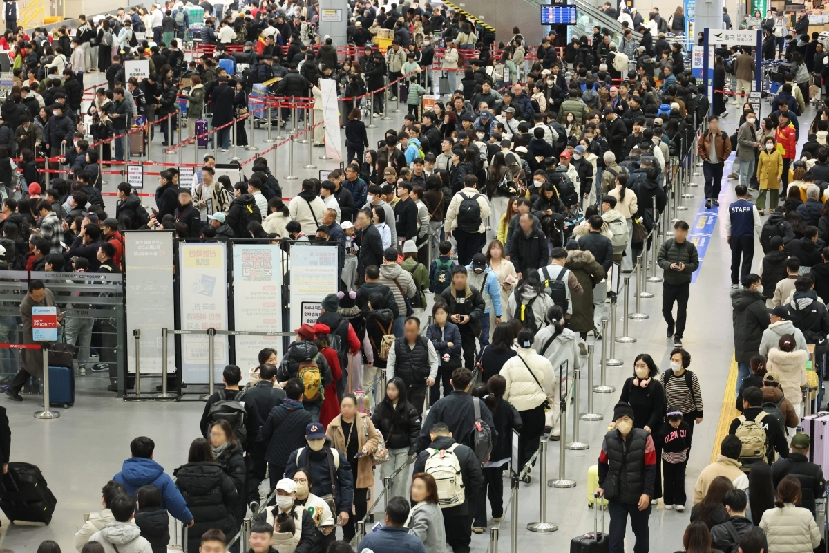 설 연휴를 하루 앞둔 13일 부산 강서구 김해국제공항 국제선 청사에 해외여행을 떠나는 이용객들로 붐비고 있다. 기사와 직접적인 관련 없는 이미지. 2026.2.13. 연합뉴스