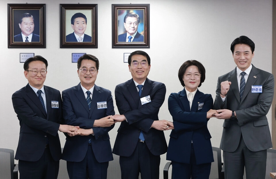 6·3 지방선거 경기도지사에 도전하는 더불어민주당 예비후보들이 24일 서울 영등포구 여의도 더불어민주당 중앙당사에서 기념 촬영을 하고 있다. 왼쪽부터 권칠승 의원, 김동연 경기지사, 양기대 전 의원, 추미애·한준호 의원(연합뉴스)