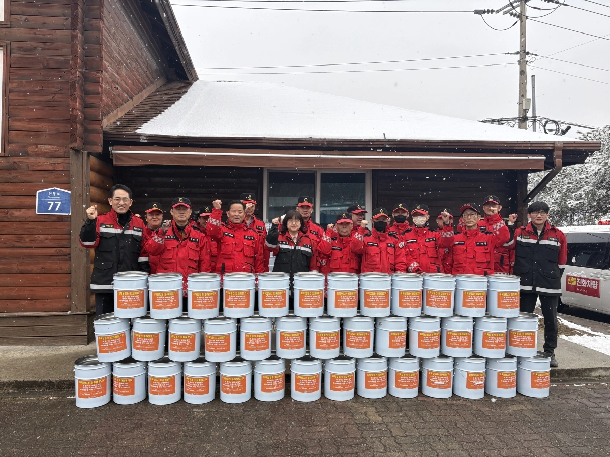 괴산군이 화목보일러 사용 가구를 대상으로 전용 재처리 용기 보급에 나섰다. 괴산군 제공.