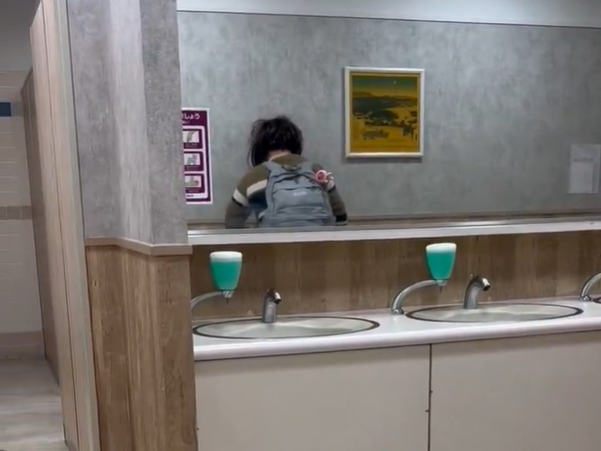 일본 복합쇼핑몰 ‘이온몰’ 오야마점 여자 화장실에서 여장한 남성이 목격됐다. 남성이 여자 화장실 세면대에서 손을 씻고 핸드 드라이어를 사용하는 모습. 엑스(X) 캡처