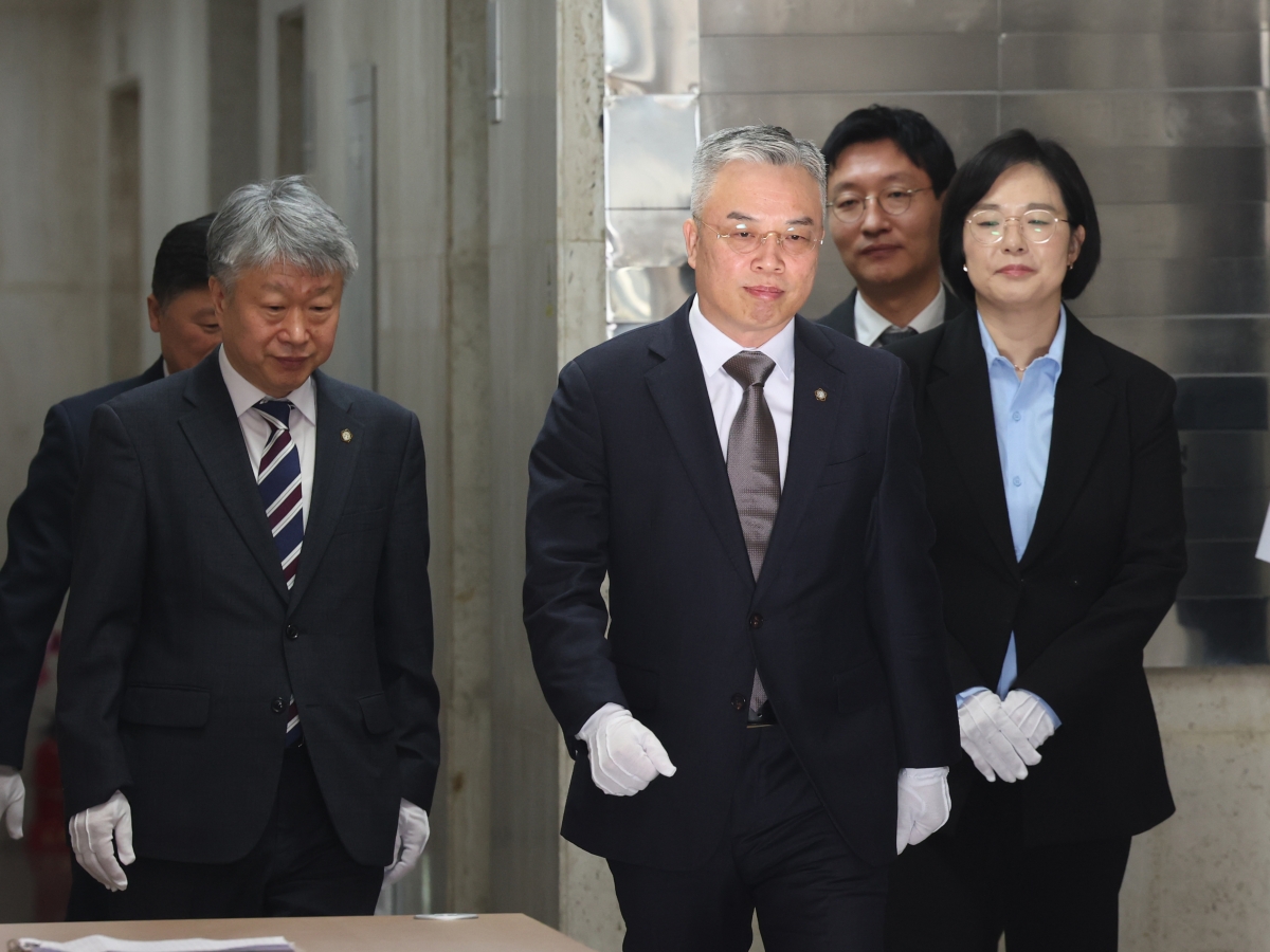 권창영 2차 종합특검팀 특별검사(가운데)와 특검보들이 25일 경기 과천시 2차 종합특검팀 사무실 앞에서 열린 현판식에 참석하고 있다. 뉴스1