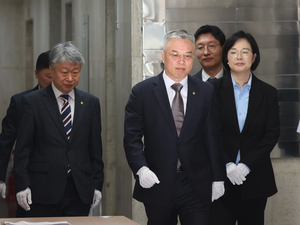 권창영 2차 종합특검팀 특별검사(가운데)와 특검보들이 25일 경기 과천시 2차 종합특검팀 사무실 앞에서 열린 현판식에 참석하고 있다. 뉴스1