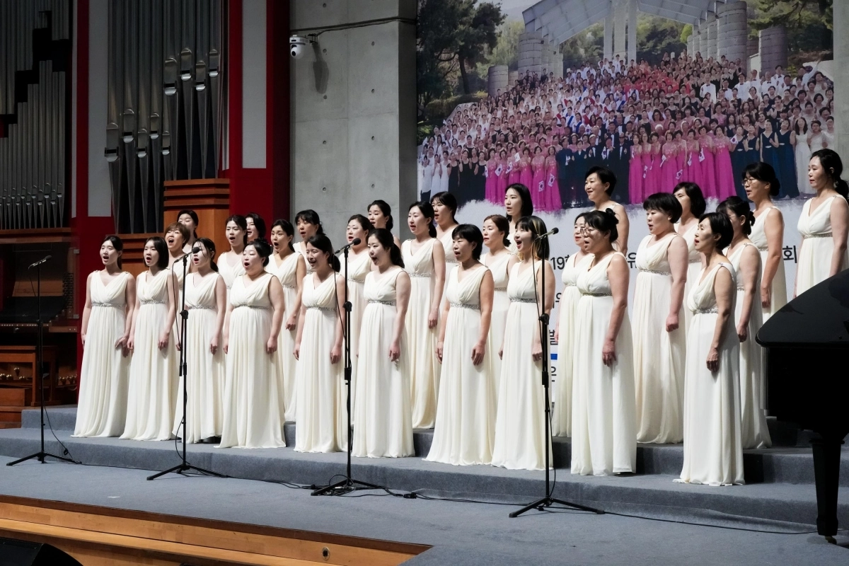 지난해 4월 12일 열린 제2회 전국 4·19 합창대회에서 대상을 수상한 파이데이아합창단이 합창하고 있다. 강북구 제공