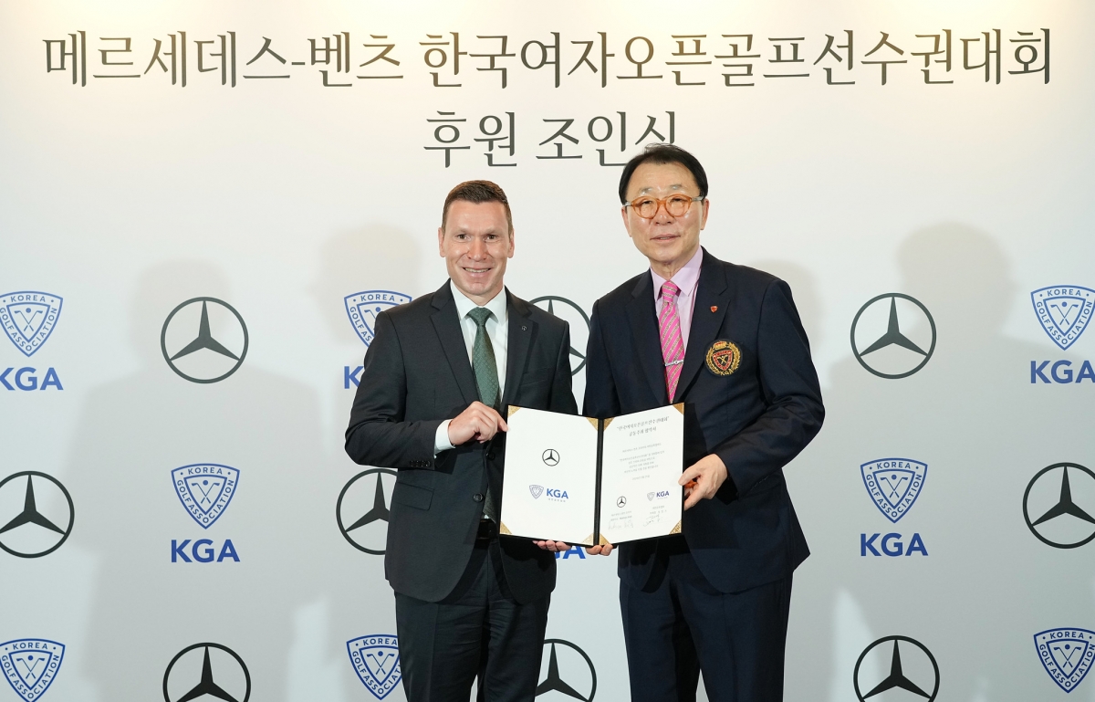 메르세데스-벤츠 코리아 마티아스 바이틀 대표이사(왼쪽)과 대한골프협회 정창기 부회장. 대한골프협회 제공.