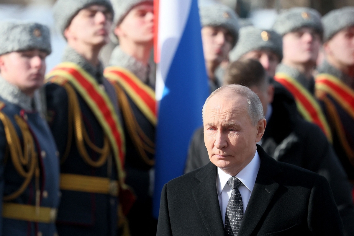 블라디미르 푸틴 러시아 대통령이 23일(현지시간) 조국 수호의 날을 맞아 모스크바 크렘린궁 근처 무명용사의 묘에서 열린 헌화식에 참석하고 있다. 2026.2.23 모스크바 AFP 연합뉴스