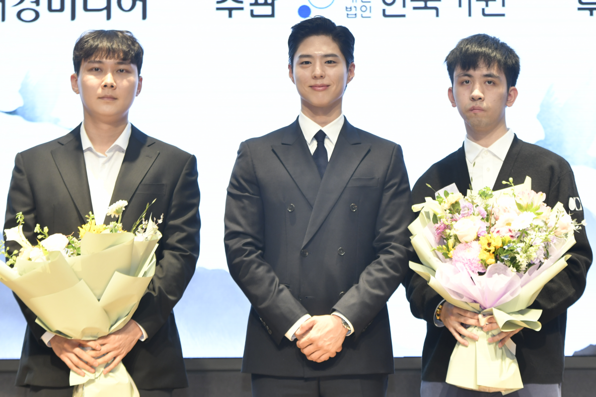박정환(왼쪽) 9단과 왕싱하오(오른쪽) 9단에게 꽃다발을 건넨 후 기념 사진을 찍는 박보검. 2026.2.25 한국기원 제공