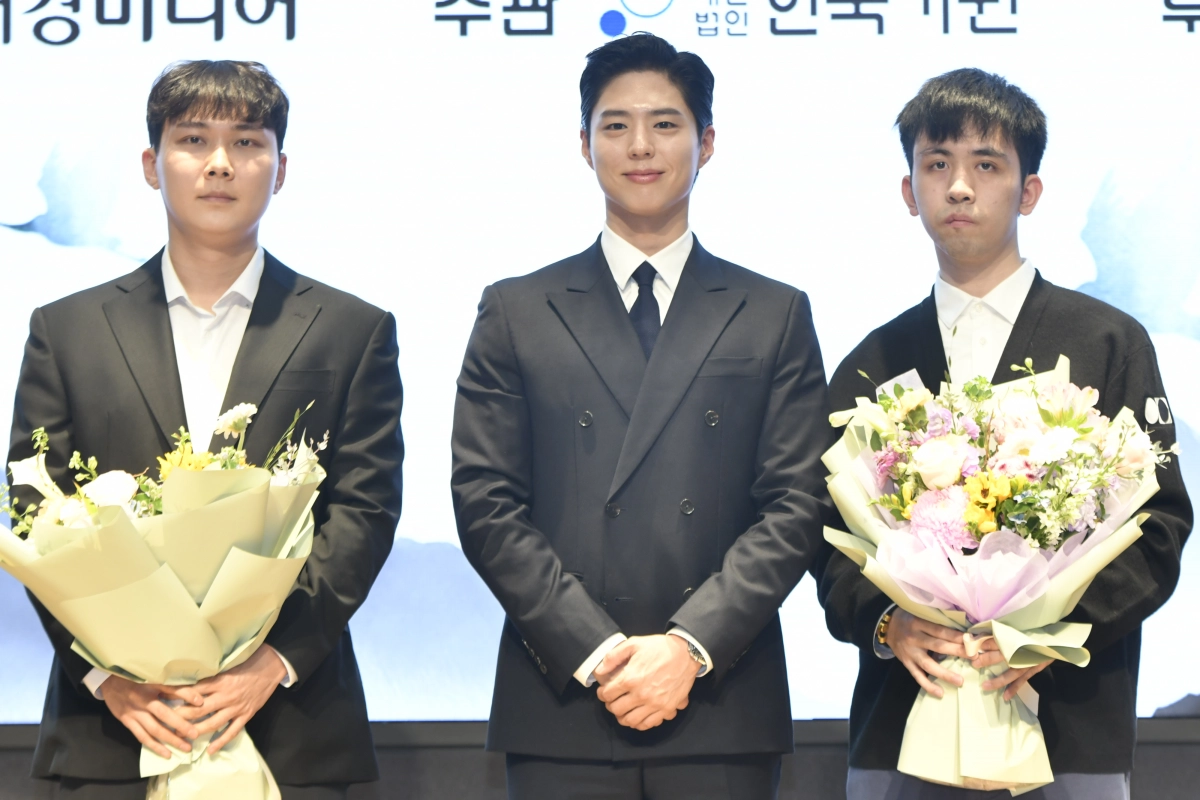 박정환(왼쪽) 9단과 왕싱하오(오른쪽) 9단에게 꽃다발을 건넨 후 기념 사진을 찍는 박보검. 2026.2.25 한국기원 제공