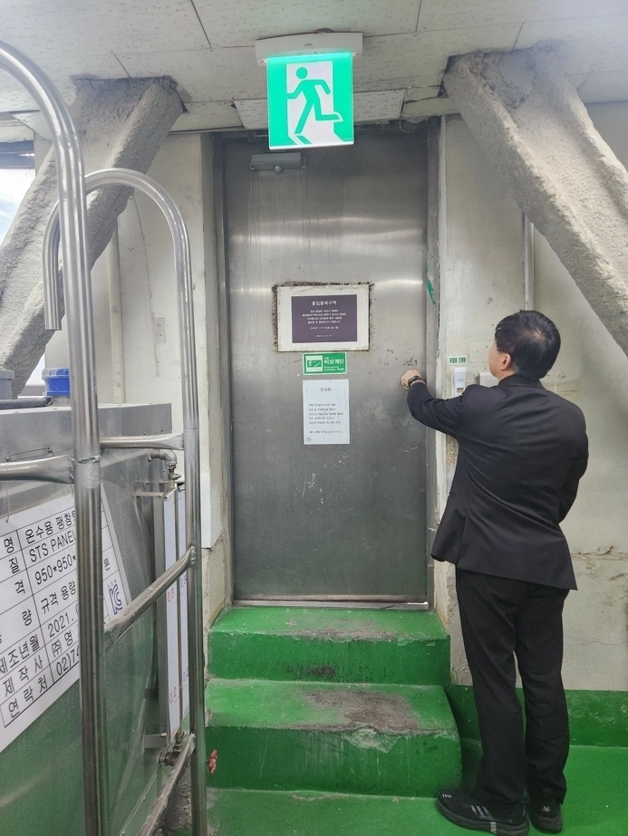 송파구 관계자가 고층건물 화재 대피로를 점검하고 있다. 송파구 제공