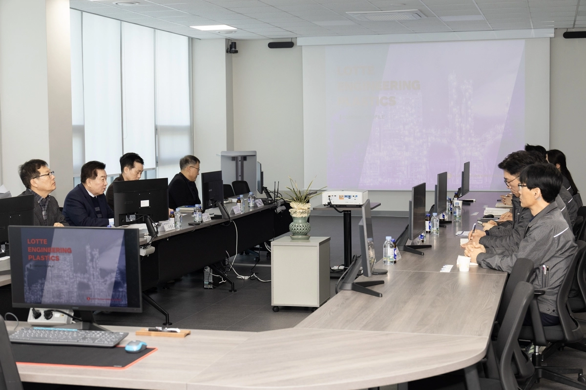 구충곤 광양경자청장이 롯데엔지니어링플라스탁 율촌공장을 방문해 기업관계자들과 간담회를 갖고 생산라인 운영현황과 향후 투자게획에 대해 논의하고 있다.