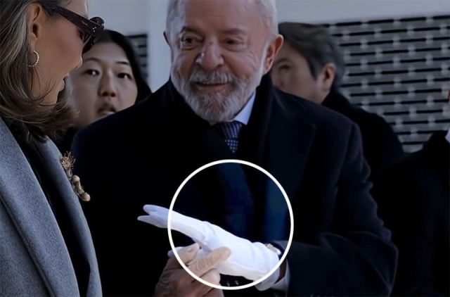 룰라 브라질 대통령이 지난 23일 현충원 참배를 앞두고 장갑을 착용하고 있다. 유튜브 캡처