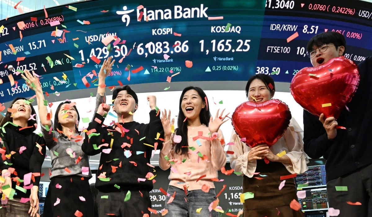 하나은행 직원들이 코스피 지수가 사상 최초로 6,000을 돌파한 25일 서울 중구 하나은행 딜링룸에서 열린 축하 행사에서 환호하고 있다. 2026.2.25 도준석 전문기자