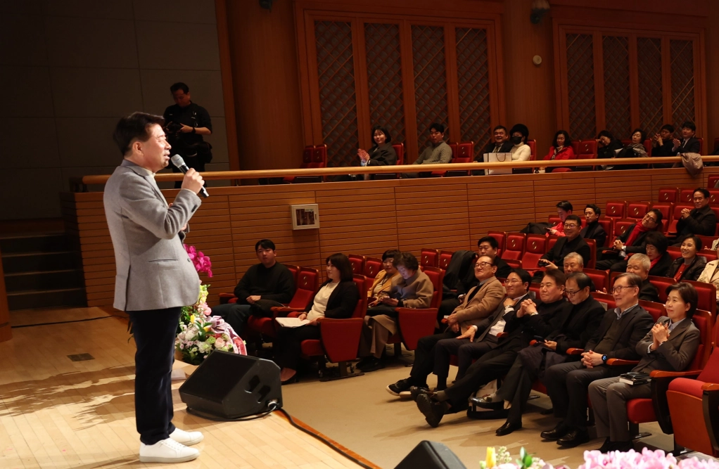 2036년 서울 하계올림픽 유치 추진 시민위원회 이승현 위원장이 25일 서울 종로구 한국불교역사문화기념관에서 열린 저서 『서울의 ‘심장’을 다시 뛰게 하라』 출간 기념 북콘서트를 진행하고 있다.