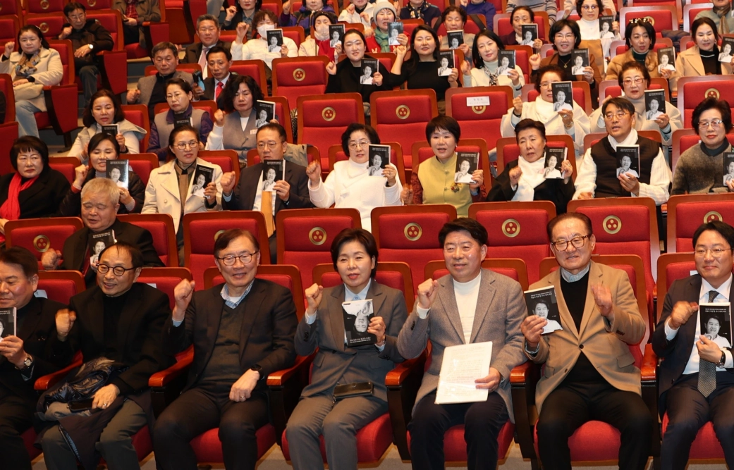 2036년 서울 하계올림픽 유치 추진 시민위원회 이승현 위원장이 25일 서울 종로구 한국불교역사문화기념관에서 열린 저서 『서울의 ‘심장’을 다시 뛰게 하라』 출간 기념 북콘서트에서 참석자들과 함께 구호를 외치고 있다.