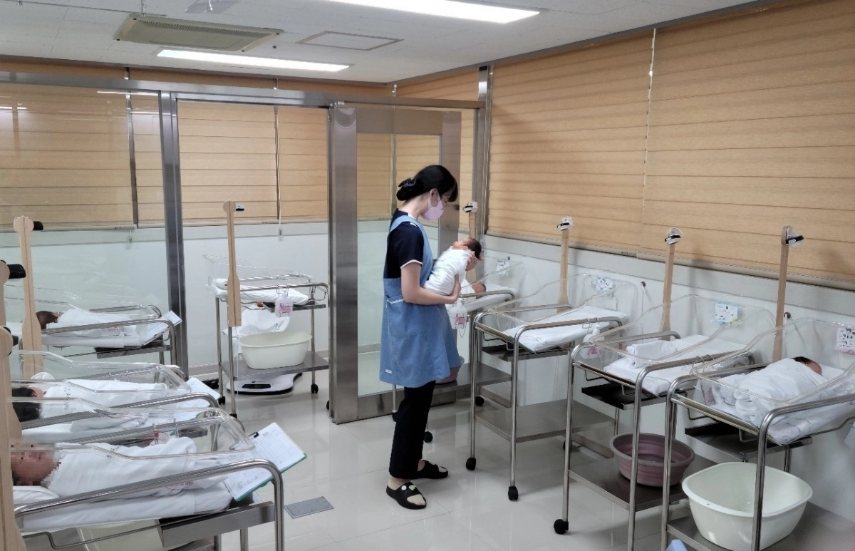 강진공공산후조리원 신생아실에서 간호사가 아이를 돌보고 있다.