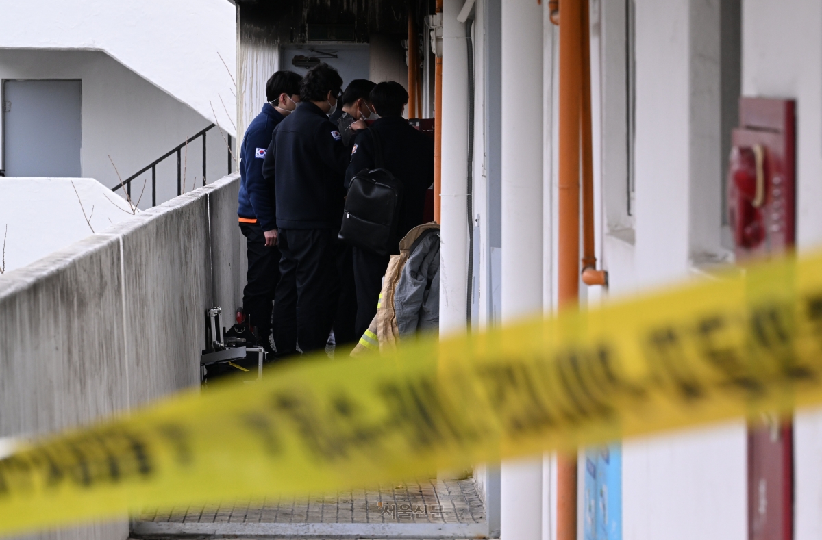 24일 오전 화재가 발생한 서울 강남구 대치동 은마아파트에서 경찰, 소방 관계자들이 화재 원인 조사를 위한 합동 감식을 하고 있다. 2026.2.24. 도준석 전문기자