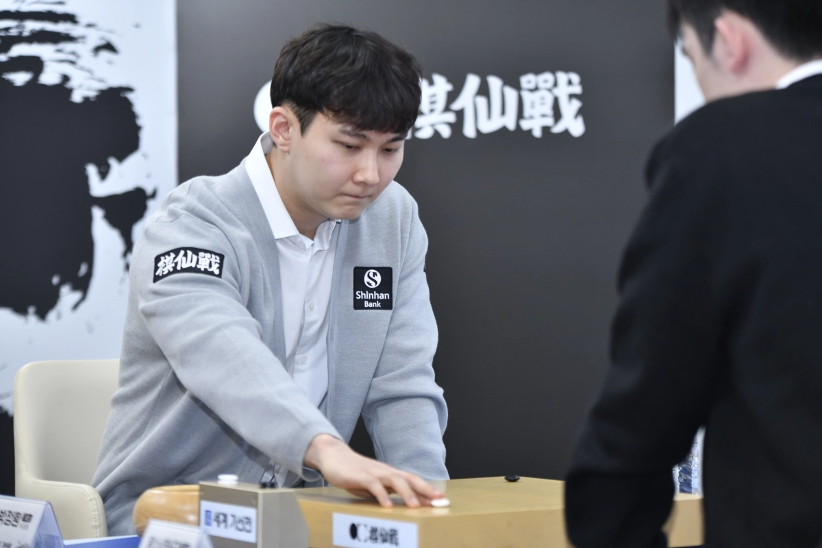 박정환 9단이 25일 서울 중구 신한은행 본점에서 열린 제1회 신한은행 세계 기선전 중국 왕싱하오 9단과의 결승 1국에서 착수하고 있다. 한국기원 제공