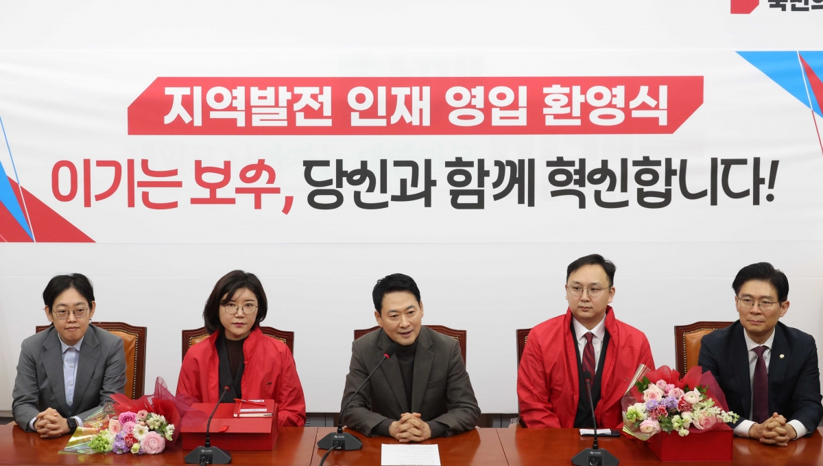 손정화(왼쪽 두 번째) 삼화회계법인 이사·정진우(왼쪽 네 번째) 현대엔지니어링 에너지영업팀 책임매니저. 뉴시스