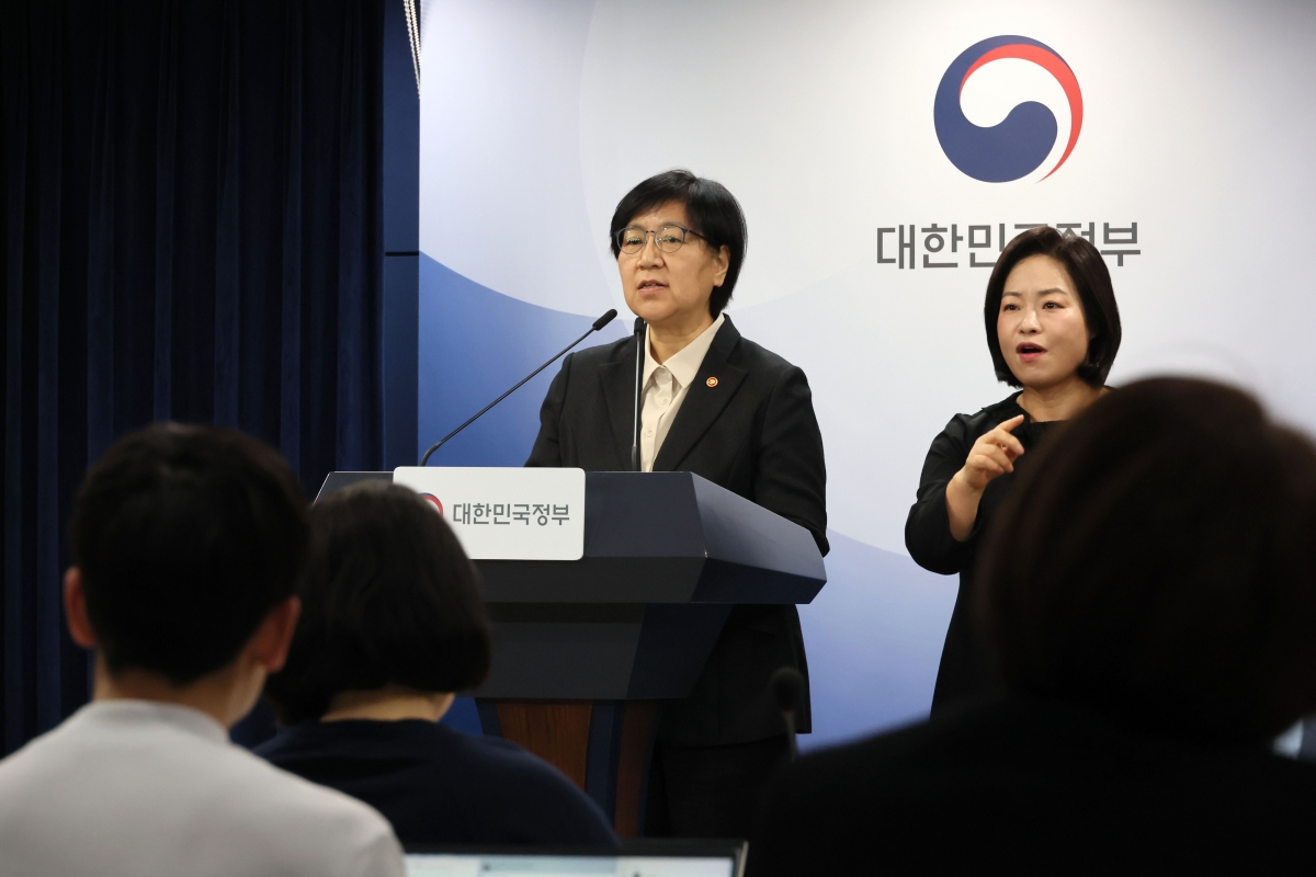 정은경 보건복지부 장관이 25일 서울 종로구 정부서울청사에서 응급환자 이송체계 혁신 시범사업 관련 브리핑을 하고 있다. 2026.2.25 연합뉴스