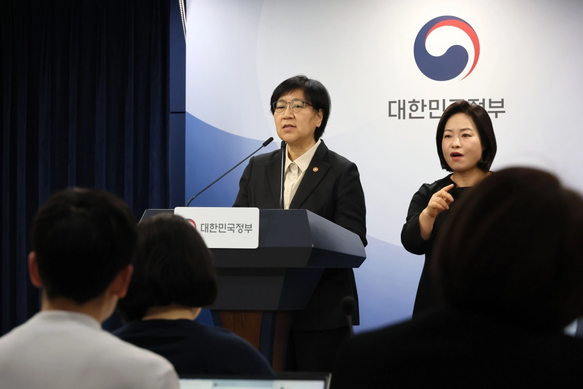 정은경 보건복지부 장관이 25일 서울 종로구 정부서울청사에서 응급환자 이송체계 혁신 시범사업 관련 브리핑을 하고 있다. 2026.2.25 연합뉴스