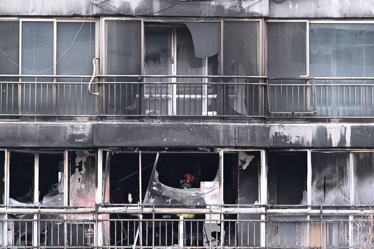 2월 24일 오전 화재가 발생한 서울 강남구 대치동 은마아파트에서 경찰, 소방 관계자들이 화재 원인 조사를 위한 합동 감식을 하고 있다. 2026.2.24. 도준석 전문기자