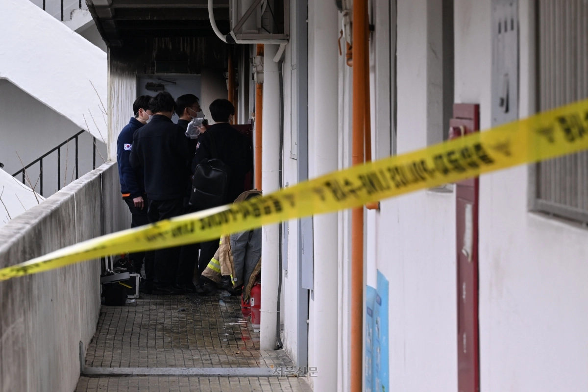 8월 24일 오전 화재가 발생한 서울 강남구 대치동 은마아파트에서 경찰, 소방 관계자들이 화재 원인 조사를 위한 합동 감식을 하고 있다. 2026.2.24. 도준석 전문기자