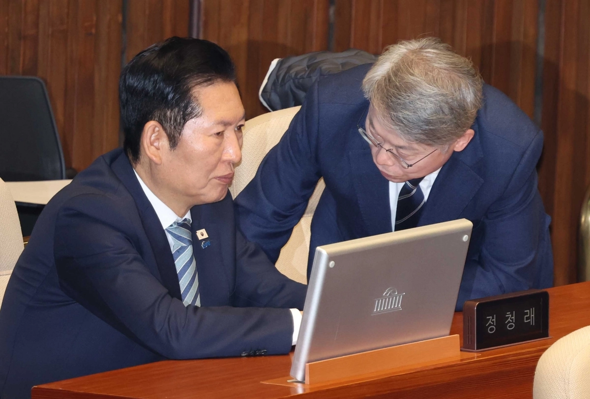 정청래 더불어민주당 대표가 25일 서울 여의도 국회에서 열린 제432회 국회(임시회) 제8차 본회의에서 민형배 의원과 대화를 하고 있다. 2026.02.25 뉴시스