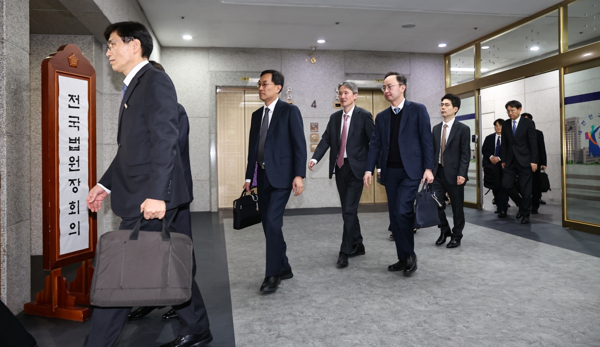 전국 법원장들이 25일 전국법원장회의에 참석하기 위해 대법원 청사로 들어서고 있는 모습. 회의는 ‘사법개혁 3법’과 관련한 법관들의 의견을 수렴하고 대응 방안 등을 논의하기 위해 긴급하게 마련됐다. 뉴스1