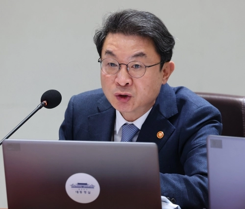 이억원 금융위원회 위원장이 30일 서울 용산 대통령실 청사에서 열린 제44회 국무회의에서 발언하고 있다. 2025.09.30. 대통령실통신사진기자단