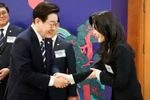 [포토] 인사하는 이재명 대통령과 이부진 위원장