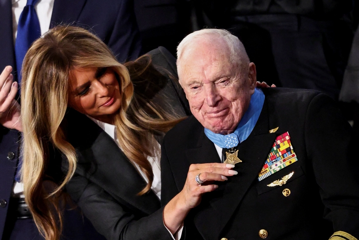 한국전쟁 영웅으로 ‘원조 탑건’이라 불리는 엘머 로이스 윌리엄스(오른쪽) 예비역 대령에게 24일(현지시간) 멜라니아 트럼프 여사가 미국 최고 무공훈장을 걸어 주고 있다. 워싱턴DC 로이터 연합뉴스