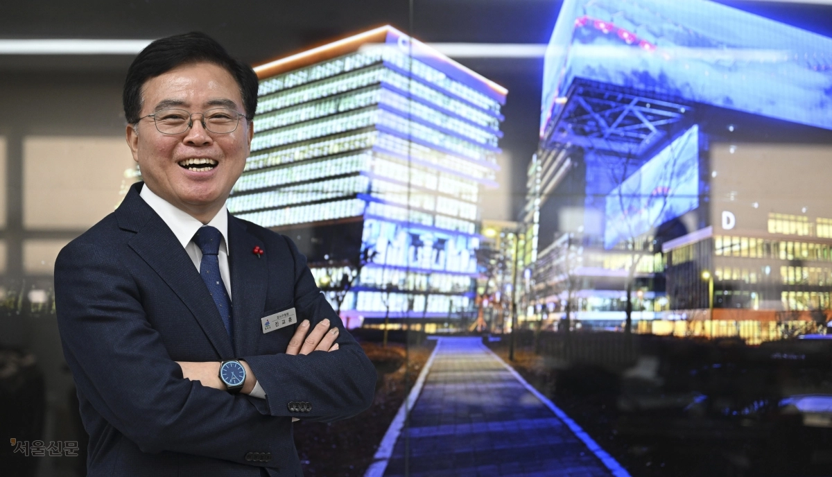 진교훈 서울 강서구청장이 25일 구청 집무실에 설치된 스크린에 표시된 마곡지구 전경을 소개하고 있다. 이지훈 기자