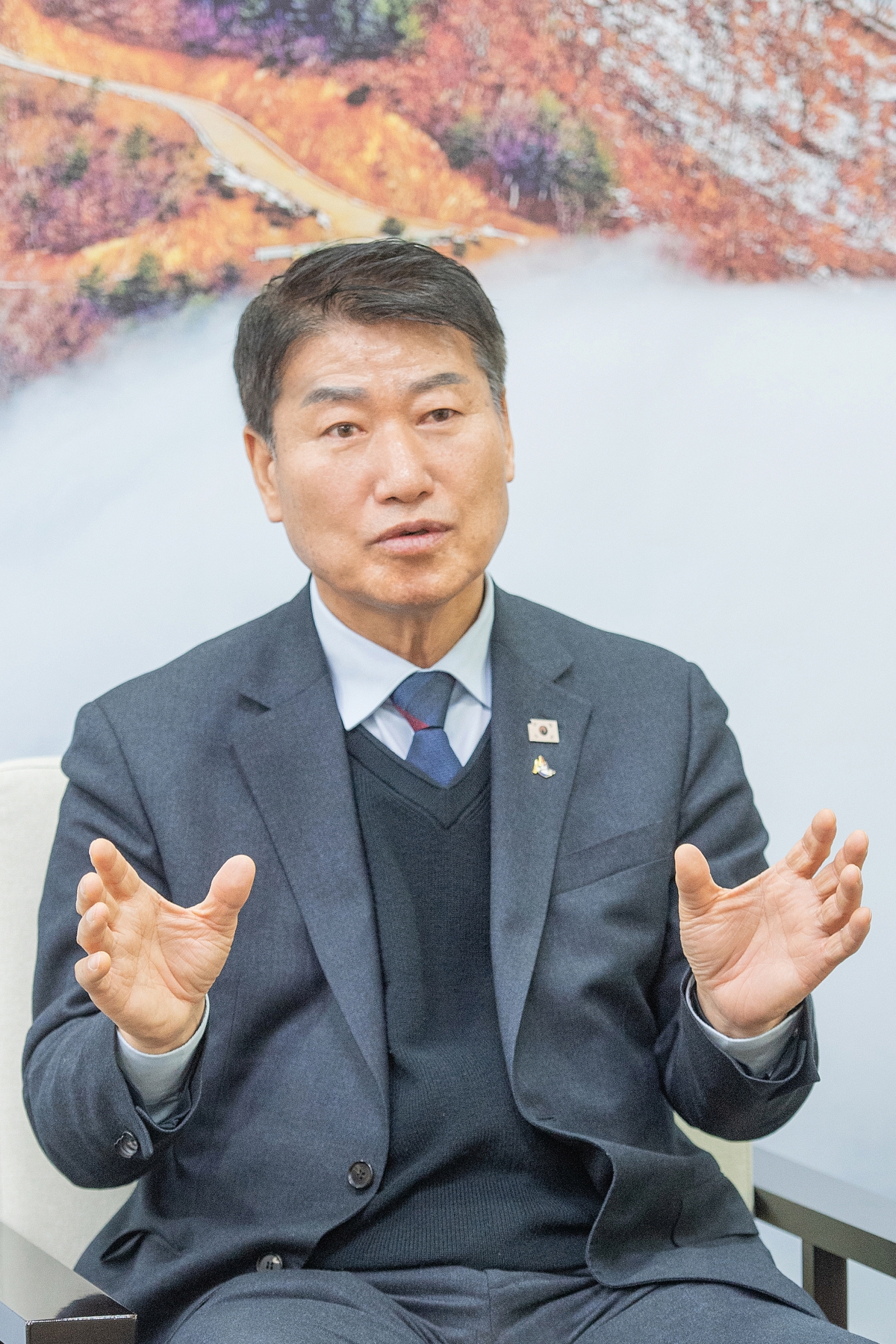 함명준 강원 고성군수가 25일 군청 집무실에서 서울신문과 인터뷰하며 관광 정책을 설명하고 있다. 고성군 제공