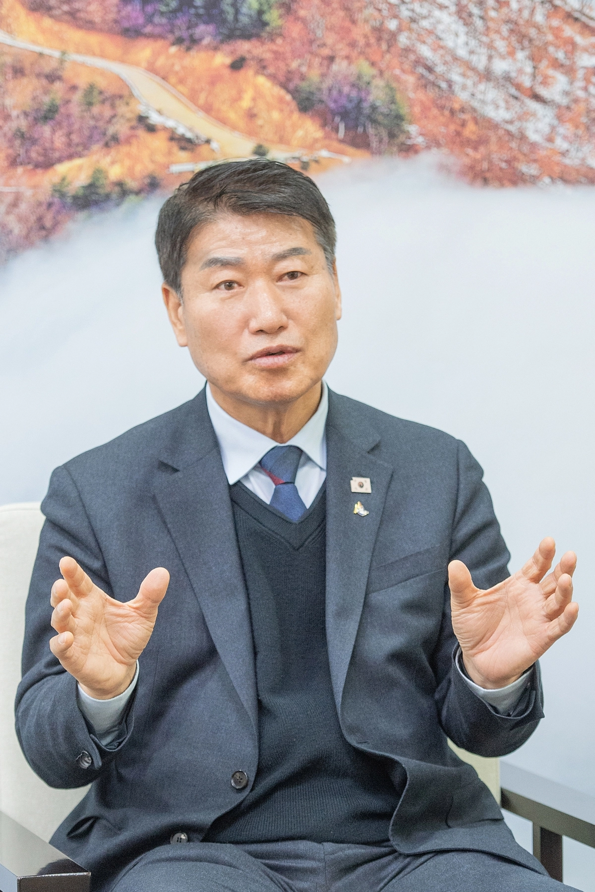 함명준 강원 고성군수가 25일 군청 집무실에서 서울신문과 인터뷰하며 관광 정책을 설명하고 있다. 고성군 제공