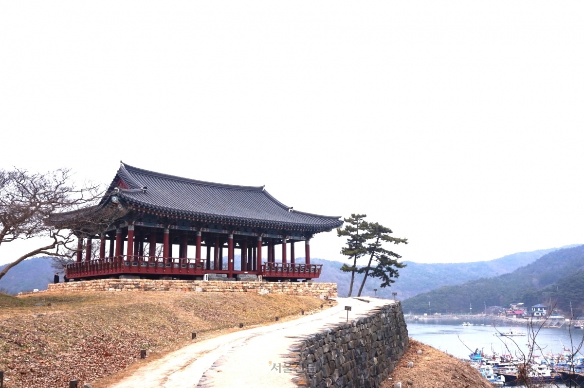 오천항이 한눈에 내려다보이는 언덕에 자리잡은 영보정. ‘동아시아 최고의 풍광’이라는 찬사를 받기도 했다.
