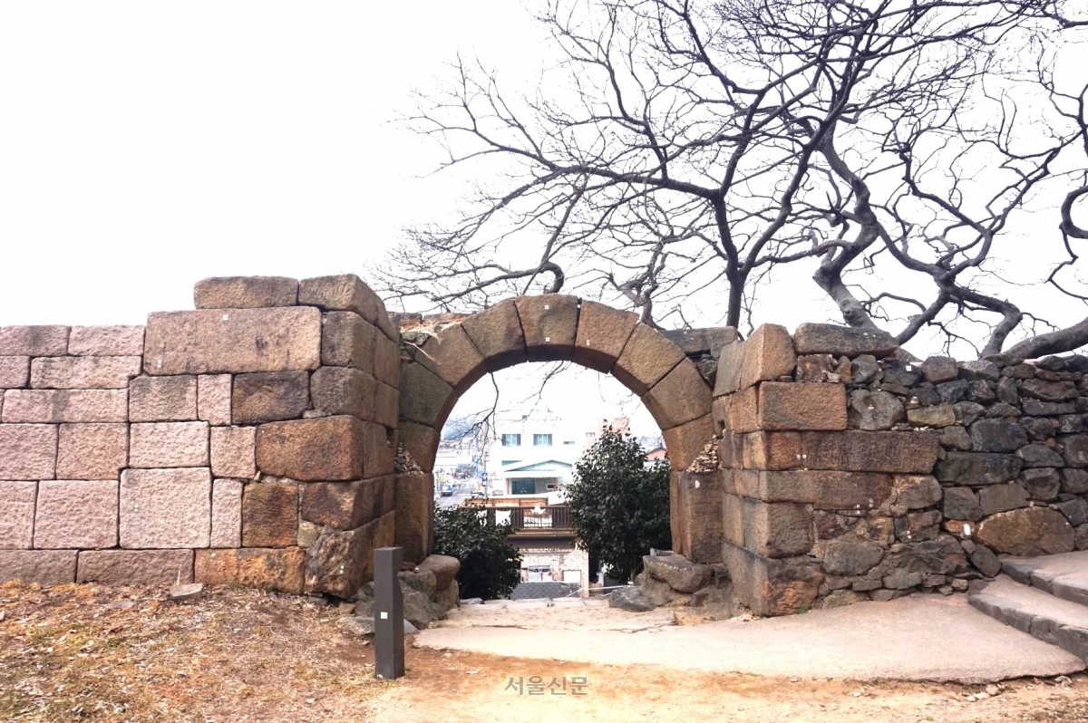 석축만 남은 충청수영의 서문. 수영성에는 동서남북에 만경문·망화문·진남문·한사문의 4대문과 소서문이 있었다.