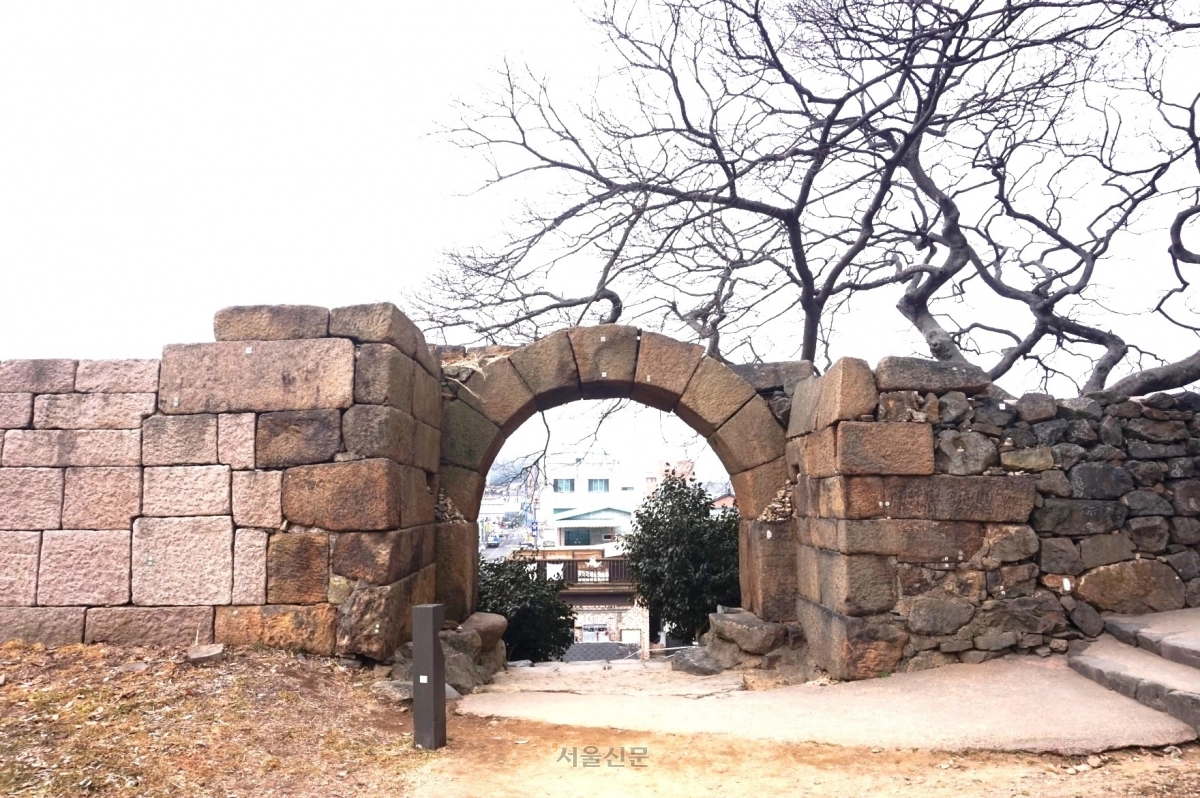 석축만 남은 충청수영의 서문. 수영성에는 동서남북에 만경문·망화문·진남문·한사문의 4대문과 소서문이 있었다.